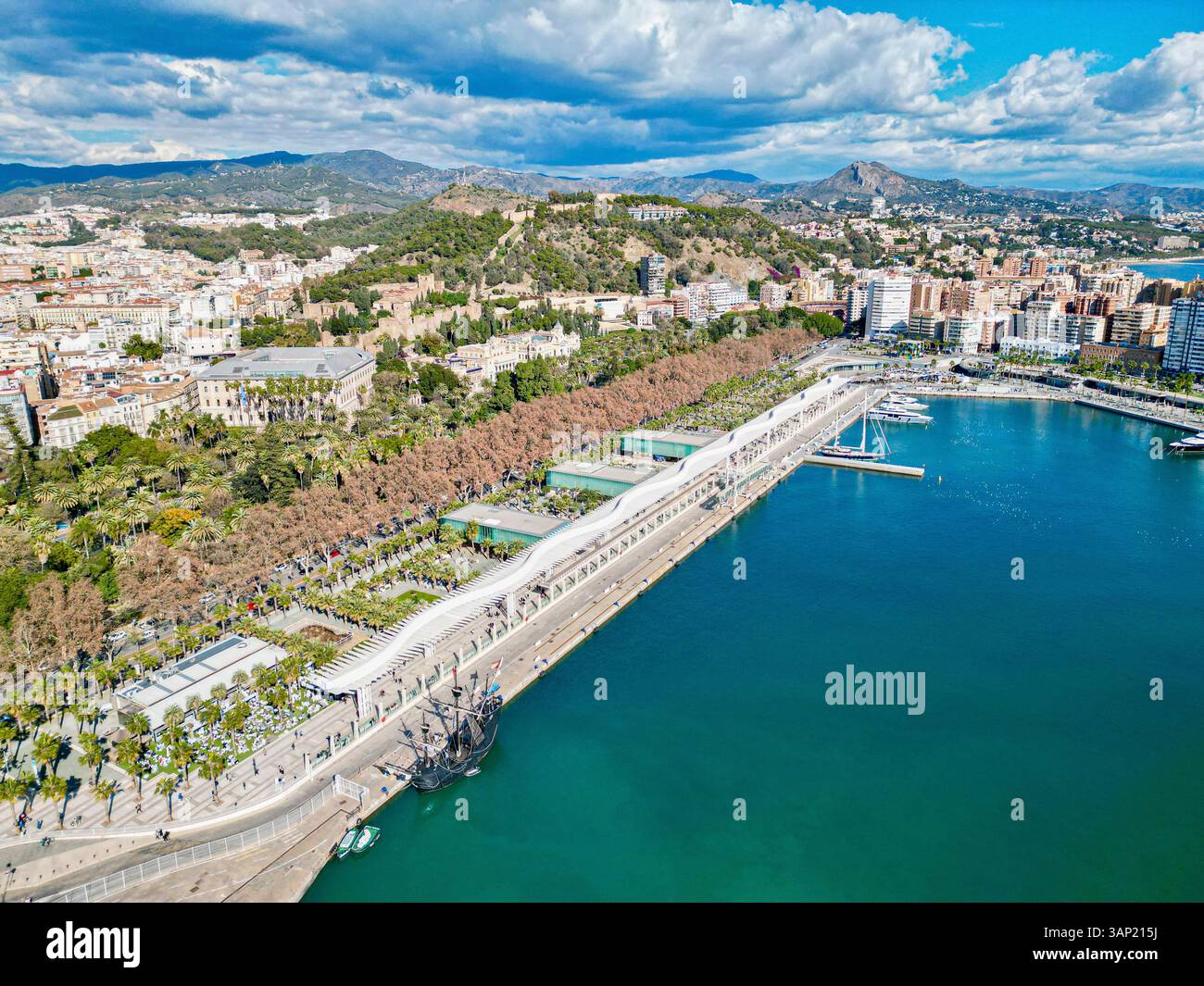 Aus der Vogelperspektive auf den kleinen Hafen und Hafen in Malaga, Andalusien, Spanien. Stockfoto