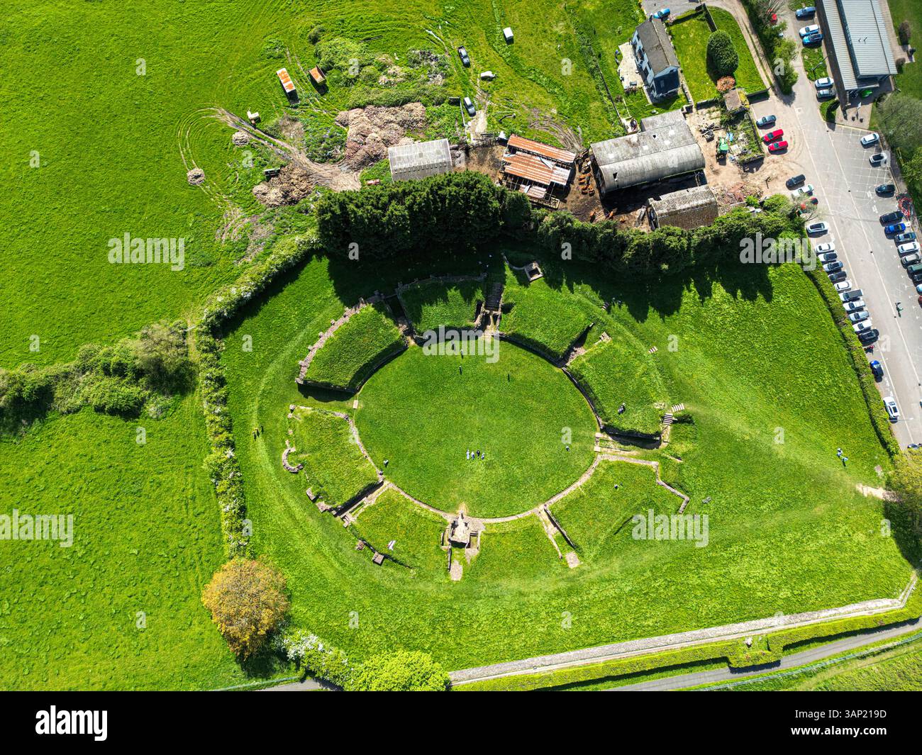 Luftaufnahme der römischen Amphitheater-Ruinen und des Parkplatzes in Caerleon, Newport, Wales, Großbritannien. Stockfoto