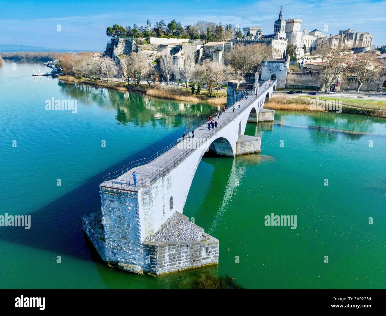 Luftaufnahme der Avignon-Brücke über die Rhone in Avignon, Vaucluse, Frankreich. Stockfoto