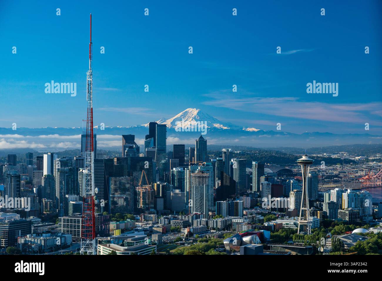 Blick aus der Vogelperspektive auf die wunderschöne Skyline mit der legendären Space Needle und dem majestätischen Mt. Rainier, Downtown Seattle, Usa. Stockfoto