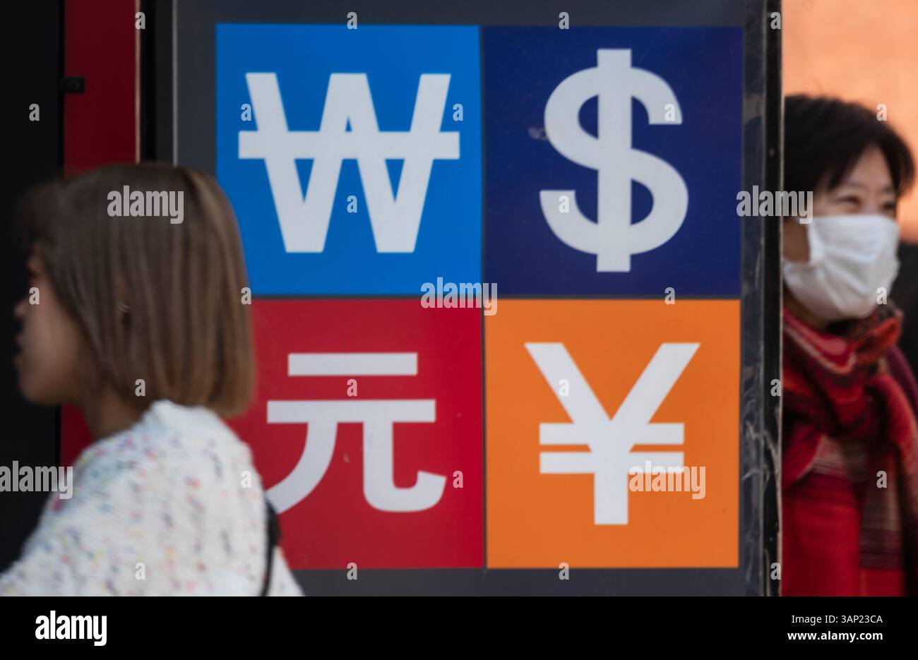 Seoul, Südkorea. April 2025. Im Einkaufsviertel von Seoul laufen die Leute neben den Logos der Geldwechsel. Der globale Kreditbewerter S&P Global Ratings behielt sein Bonitätsrating für Südkorea am 15. April bei der AA, was einen stabilen Ausblick gab und sagte, dass „aktive““ Anstrengungen politischer Institutionen dazu beigetragen haben, politische Unsicherheiten aufgrund der kurzlebigen Verhängung des Kriegsrechts im Dezember einzudämmen. (Credit Image: © Kim Jae-Hwan/SOPA Images via ZUMA Press Wire) NUR REDAKTIONELLE VERWENDUNG! Nicht für kommerzielle ZWECKE! Stockfoto