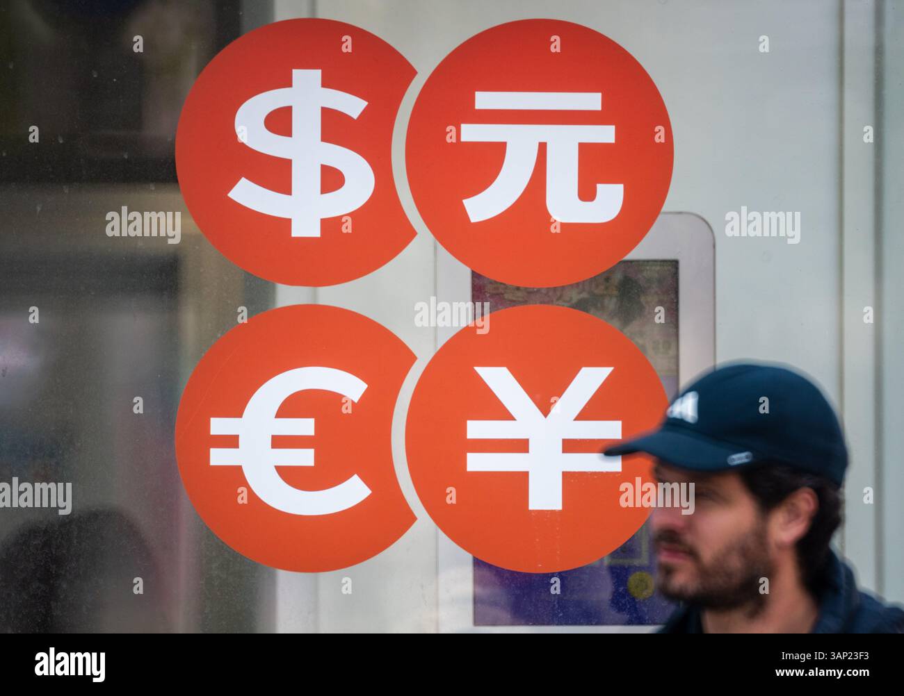 Seoul, Südkorea. April 2025. Im Einkaufsviertel von Seoul laufen die Leute neben den Logos der Geldwechsel. Der globale Kreditbewerter S&P Global Ratings behielt sein Bonitätsrating für Südkorea am 15. April bei der AA, was einen stabilen Ausblick gab und sagte, dass „aktive““ Anstrengungen politischer Institutionen dazu beigetragen haben, politische Unsicherheiten aufgrund der kurzlebigen Verhängung des Kriegsrechts im Dezember einzudämmen. (Credit Image: © Kim Jae-Hwan/SOPA Images via ZUMA Press Wire) NUR REDAKTIONELLE VERWENDUNG! Nicht für kommerzielle ZWECKE! Stockfoto