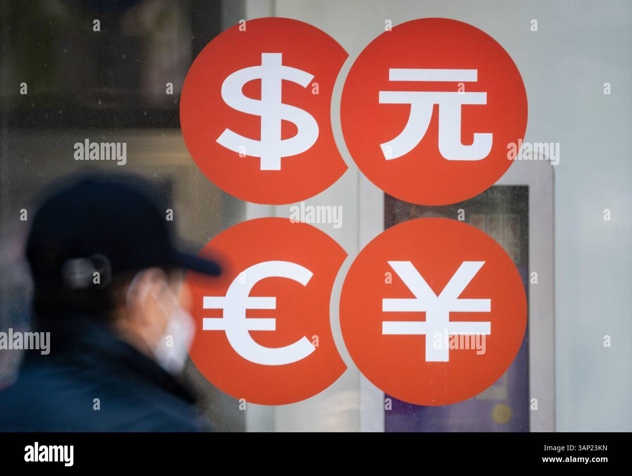 Seoul, Südkorea. April 2025. Im Einkaufsviertel von Seoul laufen die Leute neben den Logos der Geldwechsel. Der globale Kreditbewerter S&P Global Ratings behielt sein Bonitätsrating für Südkorea am 15. April bei der AA, was einen stabilen Ausblick gab und sagte, dass „aktive““ Anstrengungen politischer Institutionen dazu beigetragen haben, politische Unsicherheiten aufgrund der kurzlebigen Verhängung des Kriegsrechts im Dezember einzudämmen. (Credit Image: © Kim Jae-Hwan/SOPA Images via ZUMA Press Wire) NUR REDAKTIONELLE VERWENDUNG! Nicht für kommerzielle ZWECKE! Stockfoto