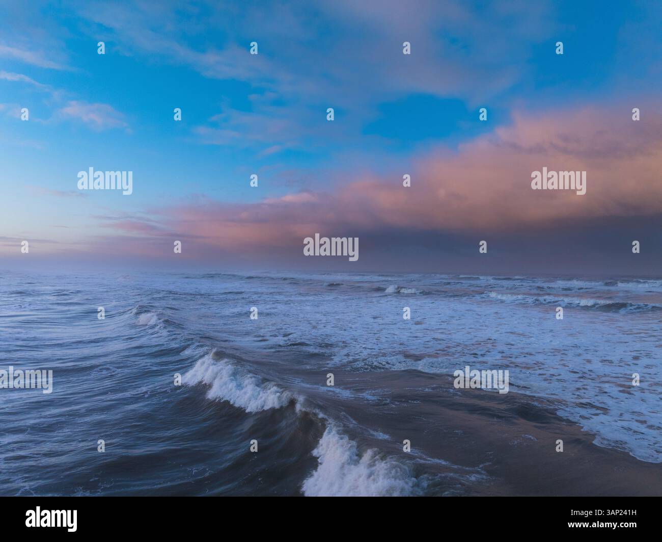 Blick aus der Vogelperspektive auf den ruhigen Mocrocks-Strand bei Sonnenaufgang mit wunderschönen Wellen des pazifischen Ozeans, Pacific Beach, USA. Stockfoto