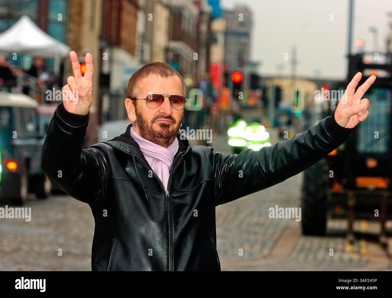 25. Mai 2011 - Liverpool, Merseyside, Vereinigtes Königreich - DATEIFOTO - drei Jahre nach dem Vorfall entschuldigte sich RINGO STARR bei Liverpool, dass er 2008 in einem berüchtigten Interview mit Jonathan Ross seinen Geburtsort zerstört hatte. Starr sagte in einem Interview mit BBC, dass es „nichts, was er verpasst habe“ über Liverpool gäbe, was wütende Fans dazu veranlasste, Starr über den Kommentar zu jagen und ein Denkmal für die Beatles vor einem Bahnhof in Liverpool auszulösen. „Ich entschuldige mich bei den Menschen (die beleidigt waren), solange sie in Liverpool leben und nicht draußen“, sagte Starr. Einige haben Ringos Entschuldigung akzeptiert Stockfoto