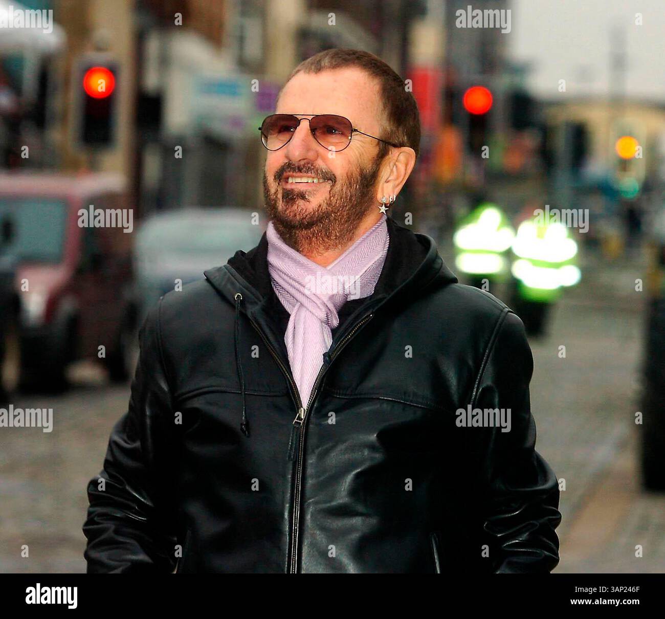 25. Mai 2011 - Liverpool, Merseyside, Vereinigtes Königreich - DATEIFOTO - drei Jahre nach dem Vorfall entschuldigte sich RINGO STARR bei Liverpool, dass er 2008 in einem berüchtigten Interview mit Jonathan Ross seinen Geburtsort zerstört hatte. Starr sagte in einem Interview mit BBC, dass es „nichts, was er verpasst habe“ über Liverpool gäbe, was wütende Fans dazu veranlasste, Starr über den Kommentar zu jagen und ein Denkmal für die Beatles vor einem Bahnhof in Liverpool auszulösen. „Ich entschuldige mich bei den Menschen (die beleidigt waren), solange sie in Liverpool leben und nicht draußen“, sagte Starr. Einige haben Ringos Entschuldigung akzeptiert Stockfoto