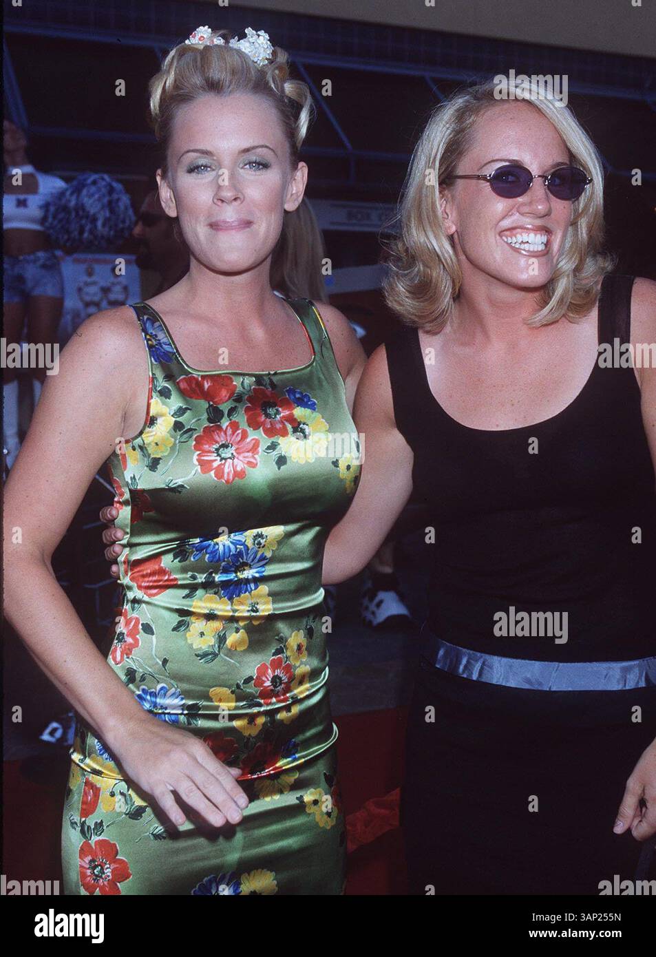 DEZEMBER 1998 - 1998 - LOS ANGELES, KALIFORNIEN. JENNY MC CARTHY UND SCHWESTER JOANNE. BEI DER PREMIERE VON „BASEKETBALL“. KREDIT : LISA ROSE/ K12934LR(Kredit Bild: © Globe Photos/ZUMAPRESS.com) Stockfoto