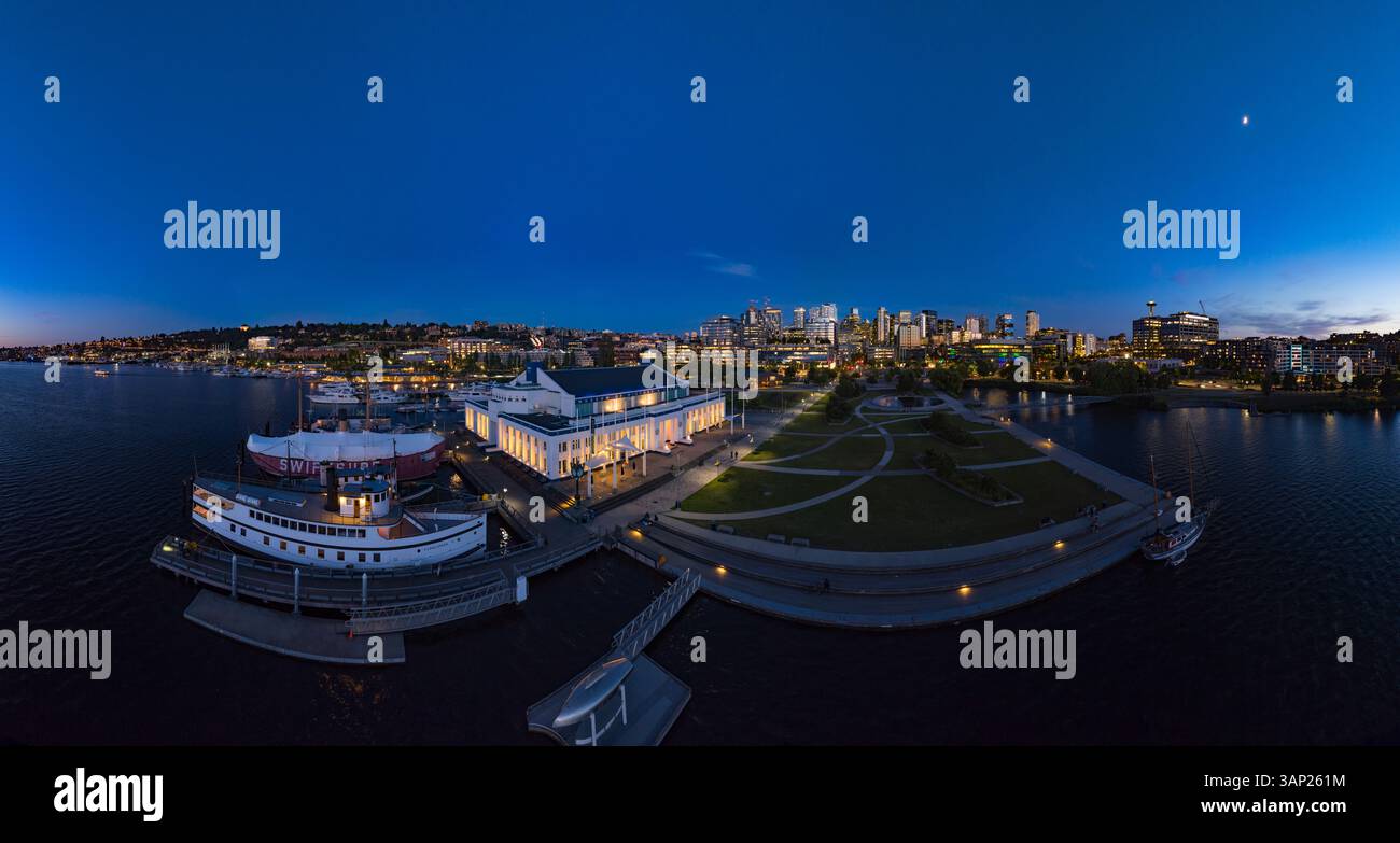 Luftaufnahme der Skyline von Seattle in der Dämmerung über Lake Union Park, Museum of History & Industry, Seattle, Washington, USA. Stockfoto