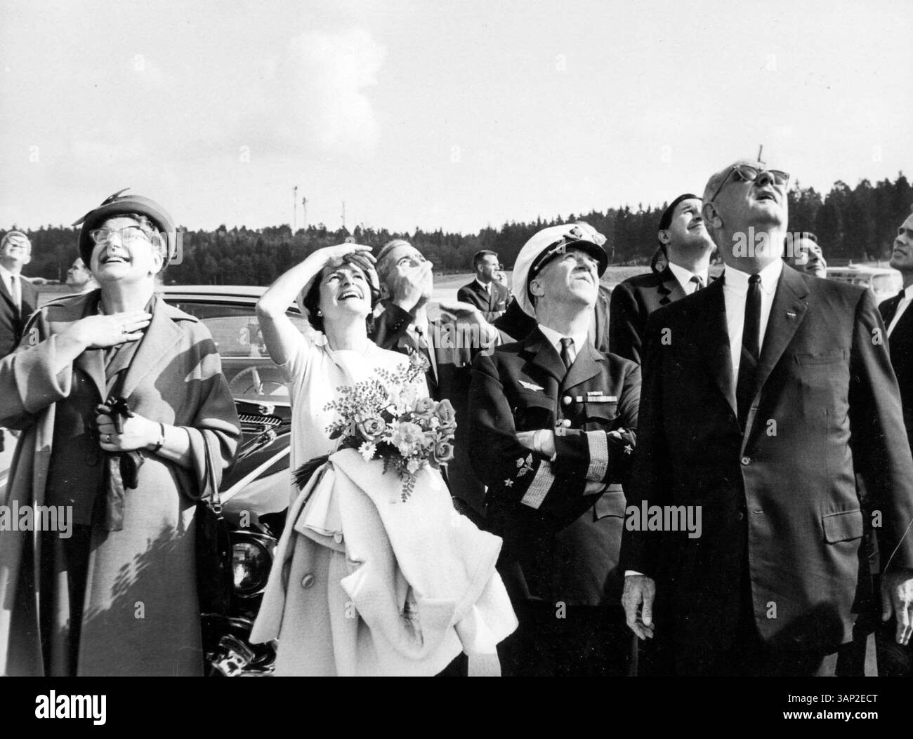 12. JULI 2007: LADY BIRD JOHNSON UND VIZEPRÄSIDENT LYNDON B JOHNSON, SCHWEDISCHER C-IN-C DES LUFTWAFFENGENERALS LAGE THUNBERG UND SEINE FRAU AUF DEM LUFTWAFFENSTÜTZPUNKT TULLINGE, STOCKHOLM 09-04-1963. LADYBIRDJOHNSONRETRO(Bild: © Globe Photos/ZUMAPRESS.com) Stockfoto
