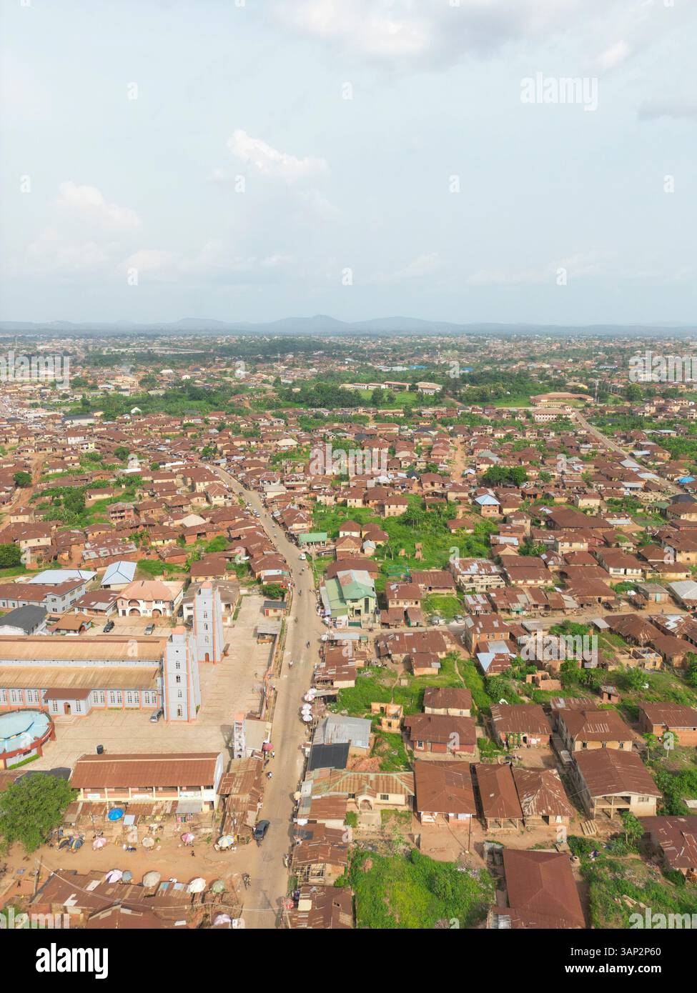 Blick aus der Vogelperspektive auf die wunderschöne Stadtlandschaft mit Wohnhäusern und Dächern, Ife Central, Nigeria. Stockfoto