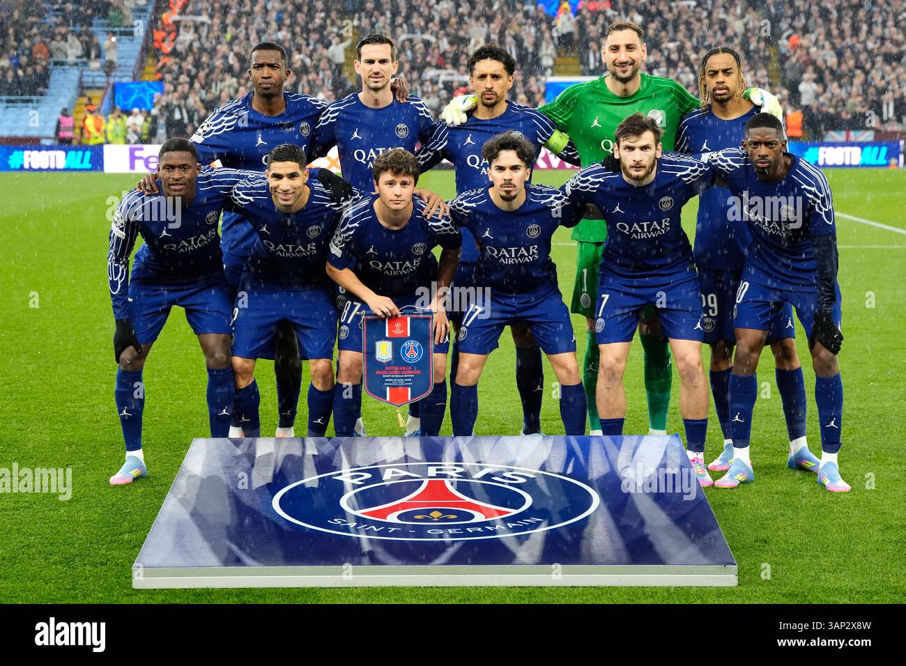 (Von links nach rechts, von hinten nach vorne) Willian Pacho von Paris Saint-Germain, Ruiz Fabian, Marquinhos, Torhüter Gianluigi Donnarumma, Bradley Barcola, Nuno Mendes, Achraf Hakimi, Joao Neves, Vitinha, Khvicha Kvaratskhelia und Ousmane Dembele (rechts) vor dem Viertelfinale der UEFA Champions League, Zweitspiel im Villa Park, Birmingham. Bilddatum: Dienstag, 15. April 2025. Stockfoto