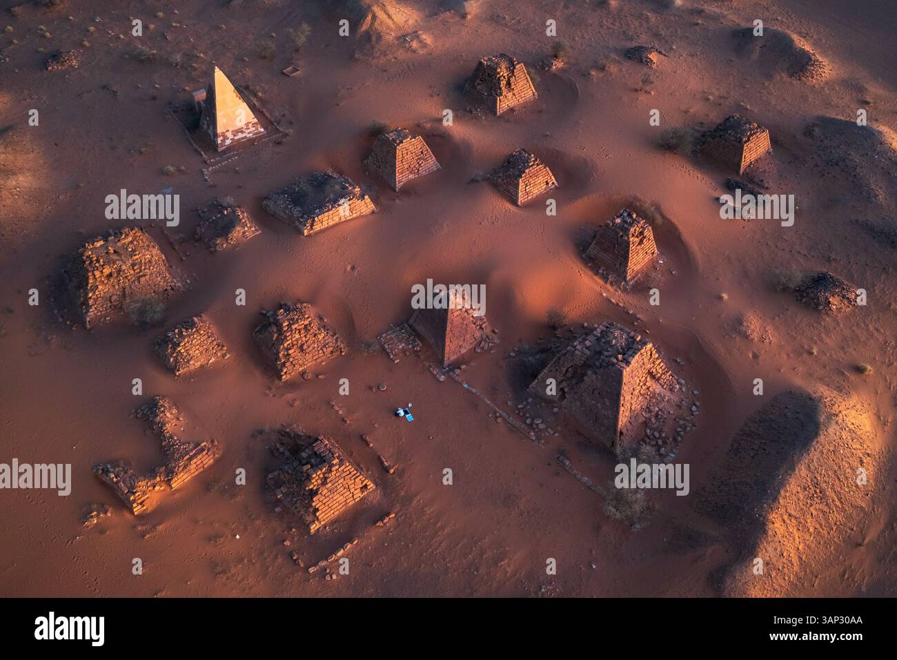 Blick aus der Vogelperspektive auf alte Pyramiden in einer wunderschönen trockenen Wüstenlandschaft, Nil, Sudan. Stockfoto