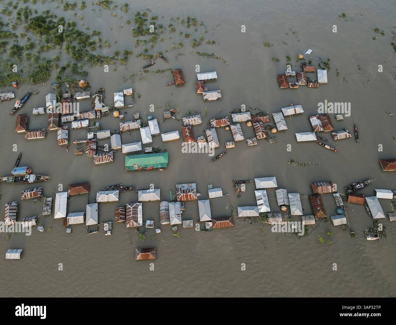 Aus der Vogelperspektive des Hochwassers um untergetauchte Gebäude und Boote in einem Dorf, Jatrapur, Kurigram, Bangladesch. Stockfoto
