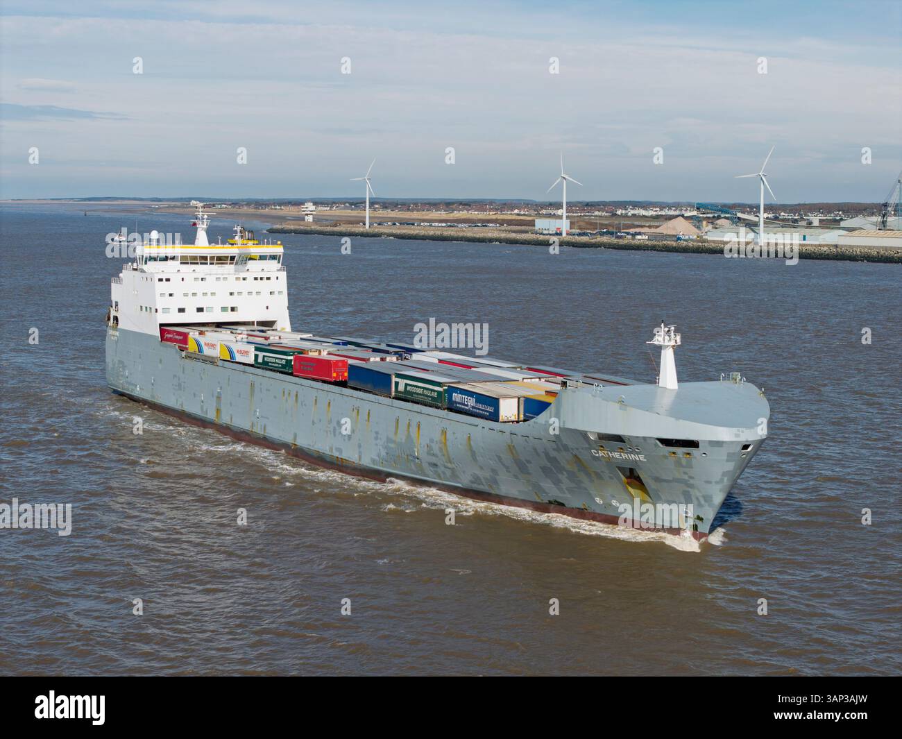 Das Frachtschiff Ro Ro fährt den Fluss Mersey hinauf und dockt in Liverpool an Stockfoto