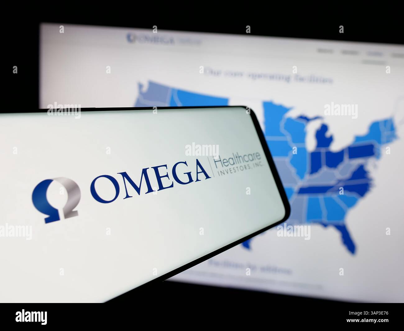 Stuttgart, Deutschland - 12.09.2024: Smartphone mit Logo des amerikanischen Unternehmens Omega Healthcare Investors Inc. Auf dem Bildschirm vor der Website. Stockfoto
