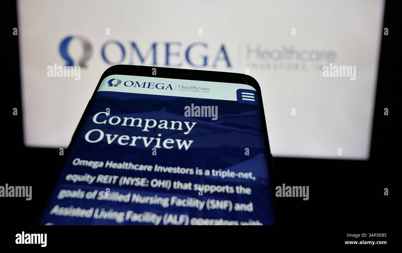 Stuttgart, Deutschland - 12.09.2024: Mobiltelefon mit Website des US-amerikanischen Unternehmens Omega Healthcare Investors Inc. Auf dem Bildschirm vor dem Geschäftslogo. Stockfoto