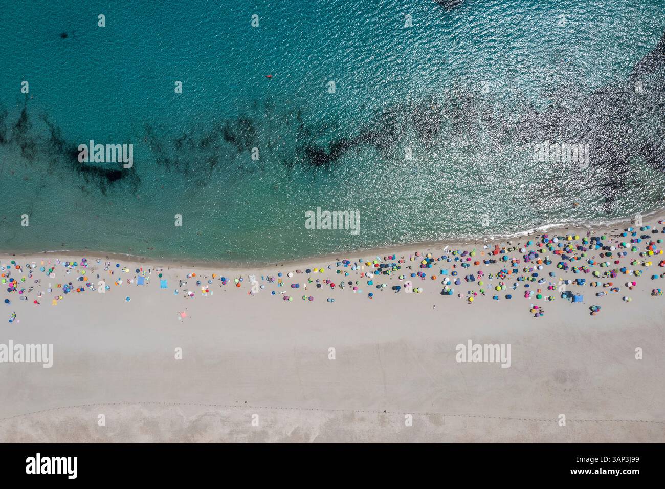 Blick aus der Vogelperspektive auf den Strand von Porto Giunco, Villasimius, Sardinien, Italien. Stockfoto