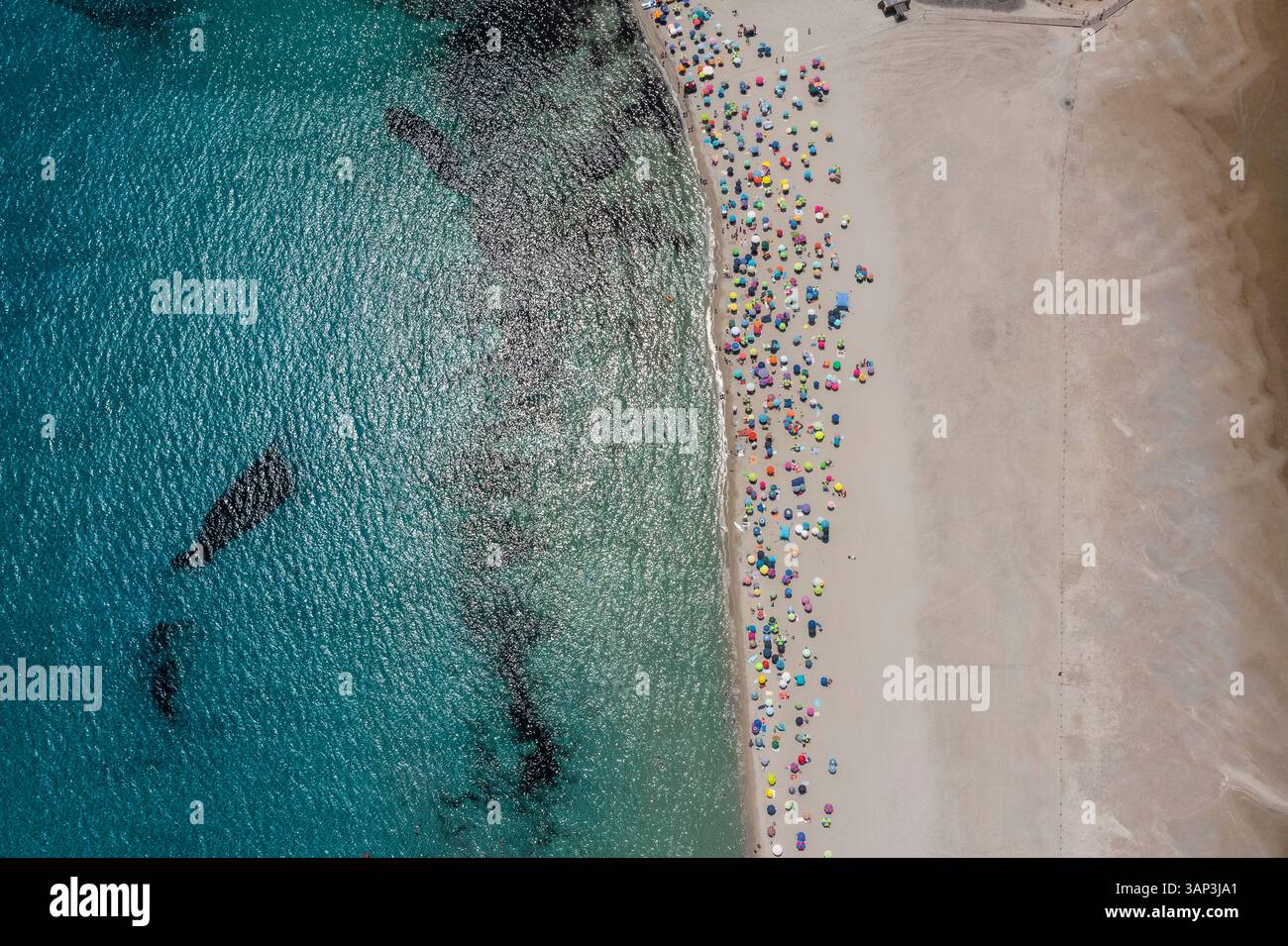 Blick aus der Vogelperspektive auf den Strand von Porto Giunco, Villasimius, Sardinien, Italien. Stockfoto