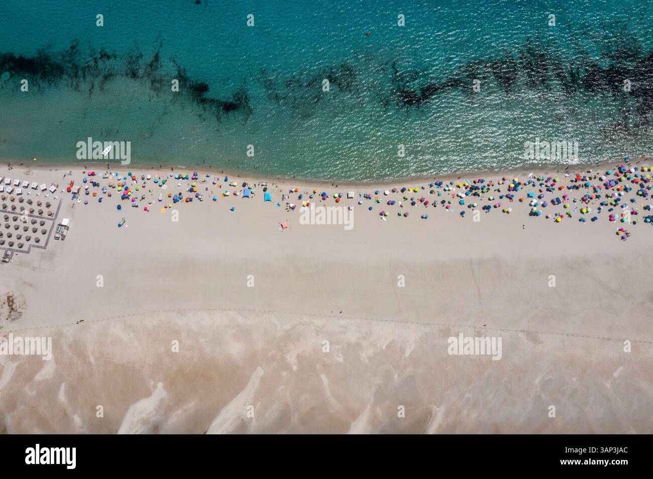 Blick aus der Vogelperspektive auf den Strand von Porto Giunco, Villasimius, Sardinien, Italien. Stockfoto