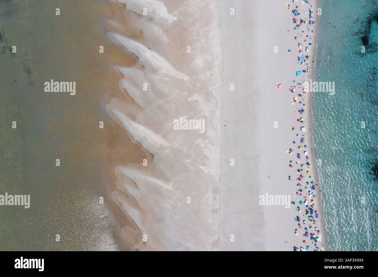 Blick aus der Vogelperspektive auf den Strand von Porto Giunco, Villasimius, Sardinien, Italien. Stockfoto