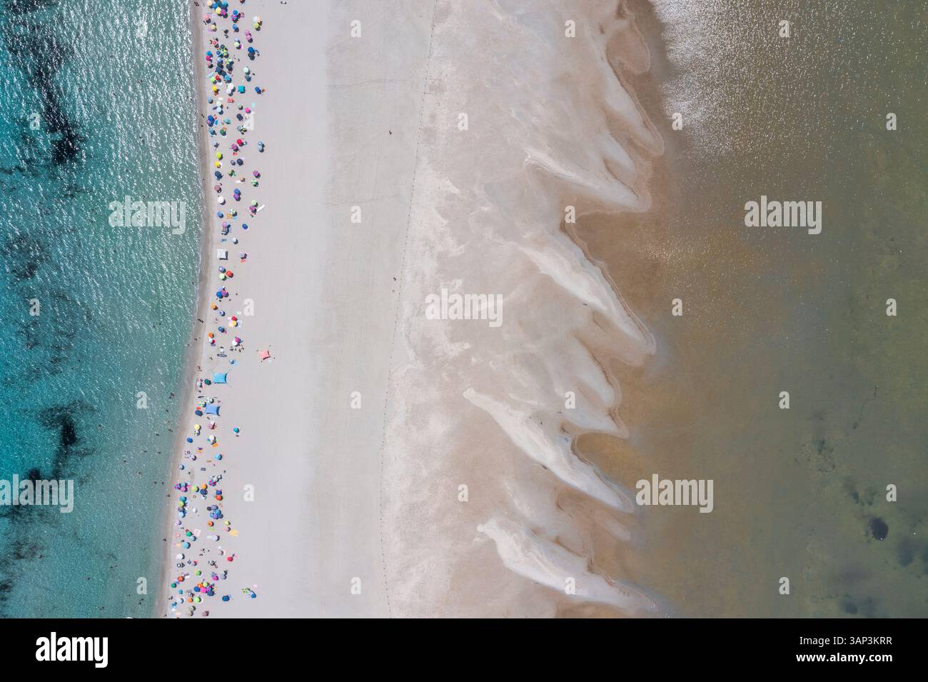 Blick aus der Vogelperspektive auf den Strand von Porto Giunco, Villasimius, Sardinien, Italien. Stockfoto