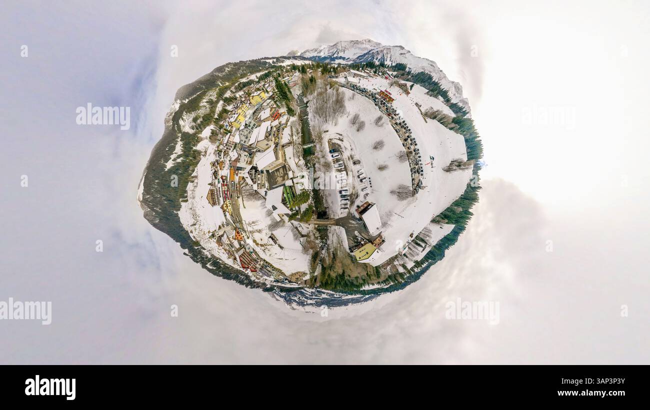 Aus der Vogelperspektive auf eine winzige Planetenlandschaft mit einem ruhigen Dorf umgeben von schneebedeckten Bergen und ruhigen Bäumen, Sorenberg, Luzern, Schweiz. Stockfoto