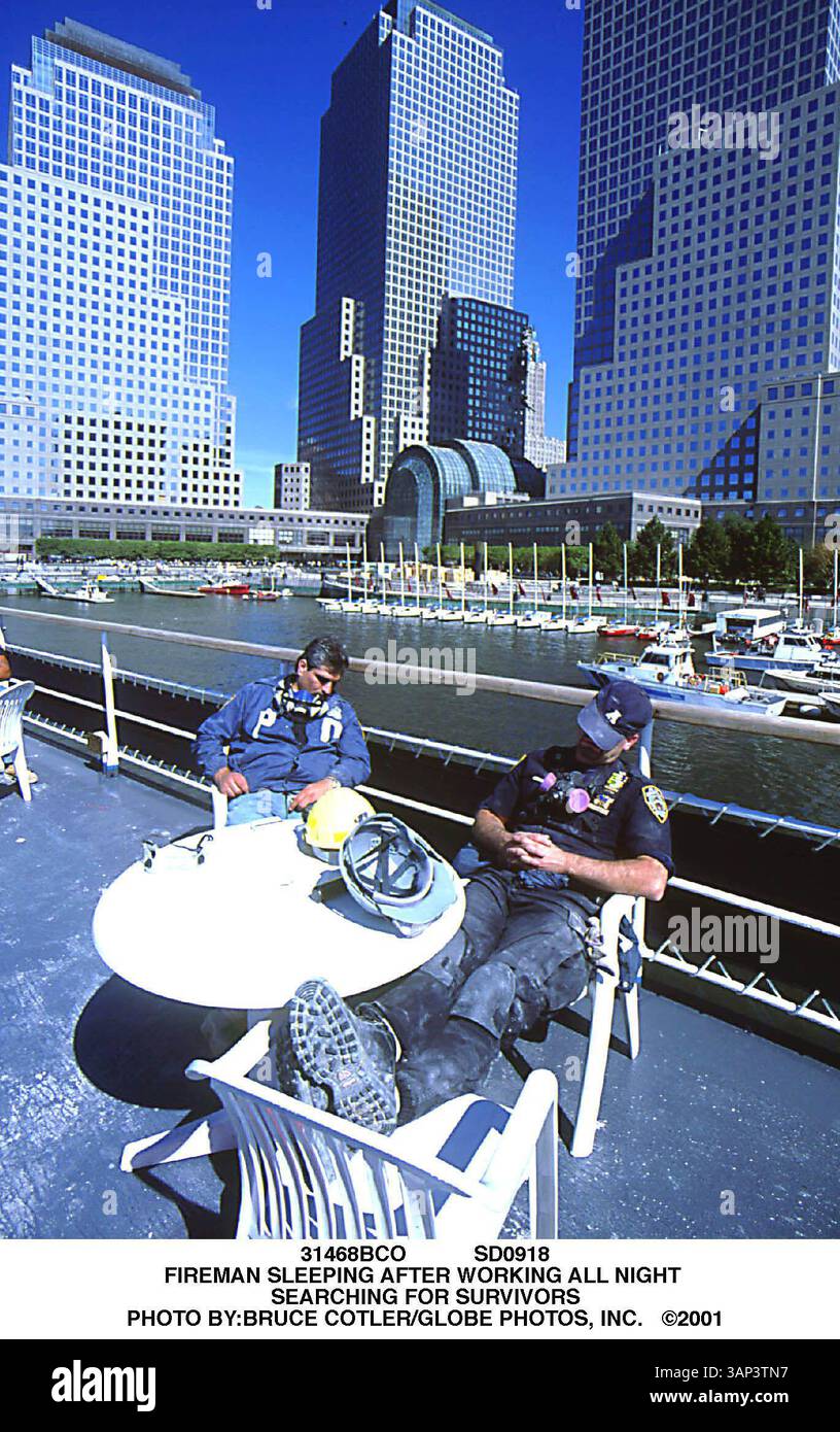 Januar 2011 - 31468BCO SD0918.RETTUNGSKRÄFTE FANGEN 40 BLINKER AUF DEM SCHIFF DER SPIRITUOSEN-KREUZFAHRT ''SPIRIT OF NEW YORK'' , DAS VERWENDET WURDE, UM LEBENSMITTEL ZU SERVIEREN UND DEN ARBEITERN ZEIT ZUM AUSRUHEN ZU GEBEN . BRUCE COTLER/ 2001.(Bild: © Globe Photos/ZUMAPRESS.com) Stockfoto