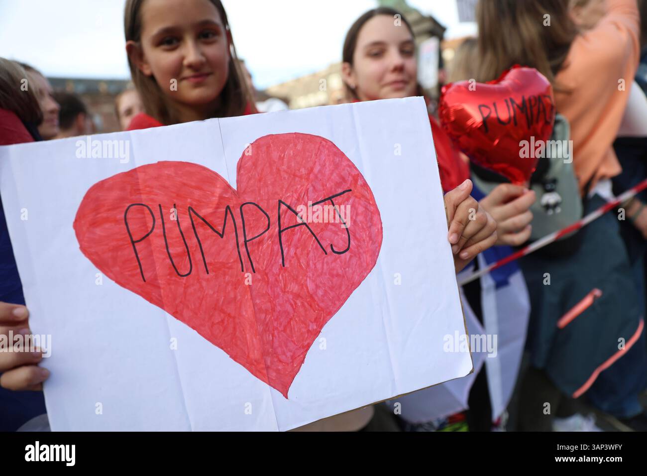 Protesters hold sign reading "Pump it" before welcoming Serbian university students riding bicycles from Novi Sad, Serbia, and who say are fighting for justice and the rule of law, to arrive in the heart of the European Union to seek support, Tuesday, April 15, 2025 in Strasbourg, eastern France. (AP Photo/Antonin Utz) Stockfoto