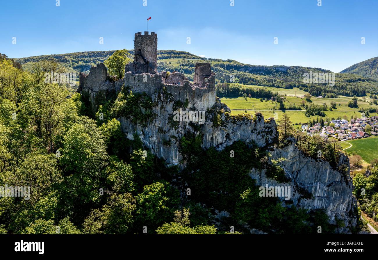 blick-aus-der-vogelperspektive-auf-die-burgruine-neu-falkenstein