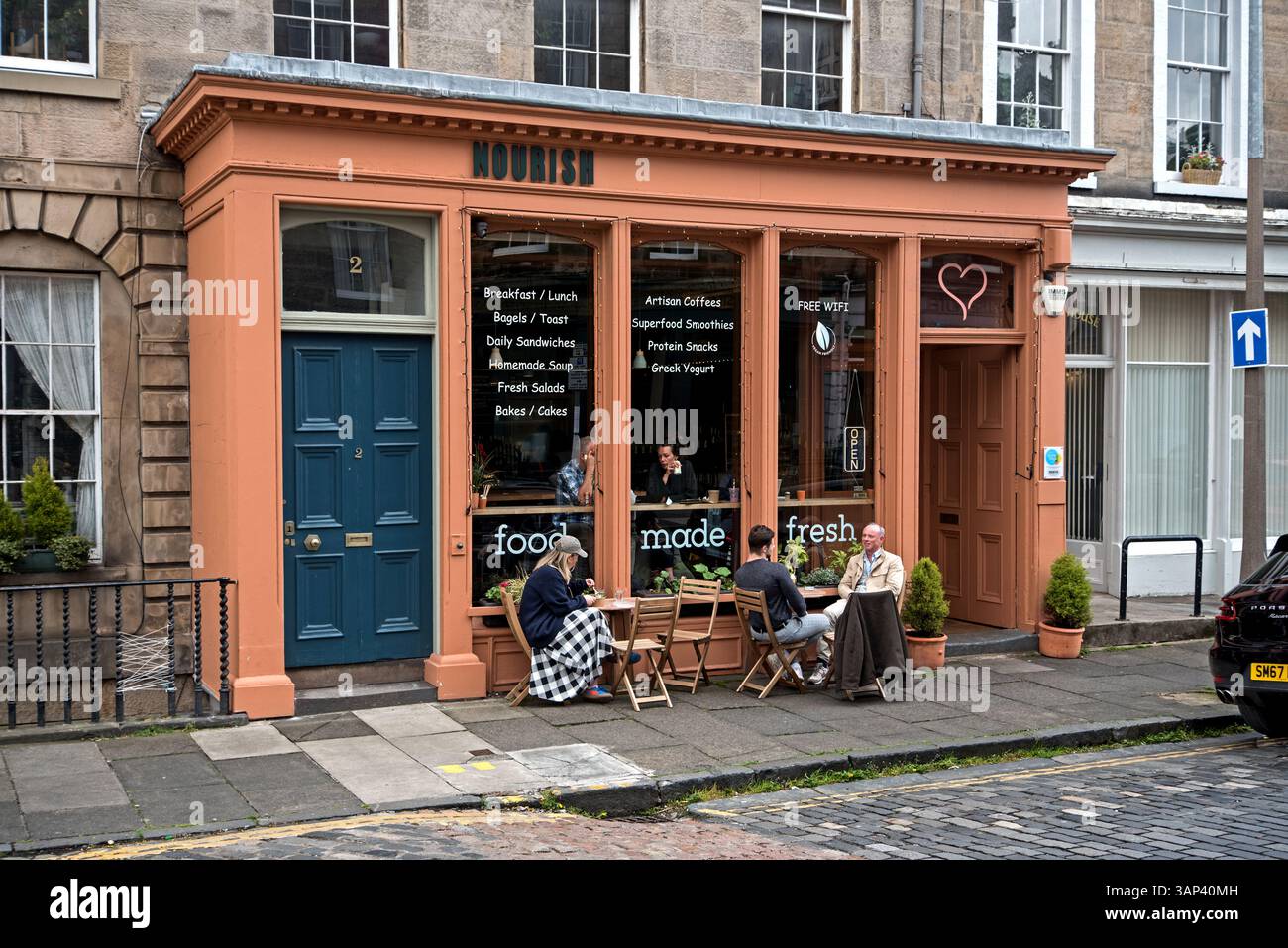 Diners sitzen vor dem Nourish Cafe in Forth Street, Edinburgh, Schottland, Großbritannien. Stockfoto