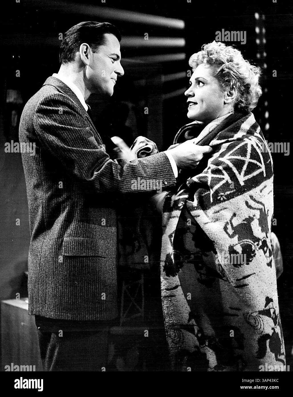 1. JANUAR 2011: TONY RANDALL UND JUDY HOLLIDAY IN IHREM TV-DEBÜT. TONYRANDALLRETRO(Foto: © Globe Photos/ZUMAPRESS.com) Stockfoto