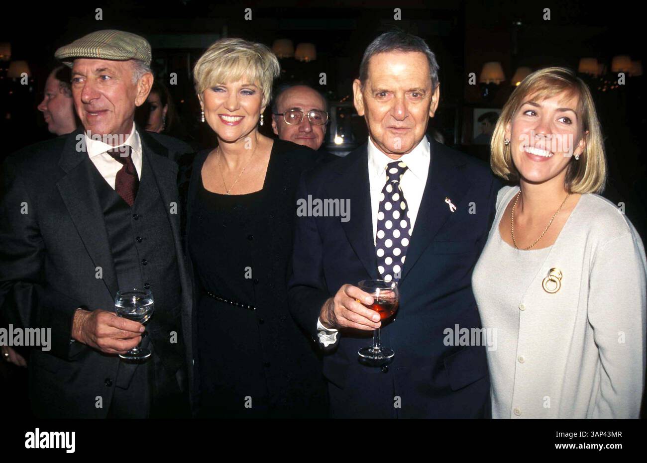 JANUAR 2011: JACK KLUGMAN, PEGGY NOONAN, TONY UND HEATHER RANDALL. TONYRANDALLRETRO(Foto: © Globe Photos/ZUMAPRESS.com) Stockfoto