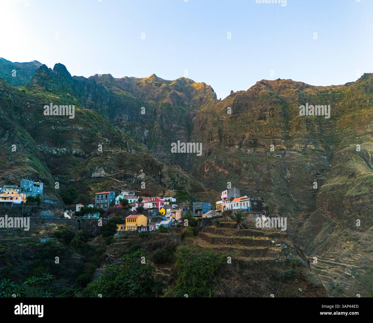Drohnenansicht von Fontainhas an der Küste der Insel Santo Antao, Kap Verde. Stockfoto