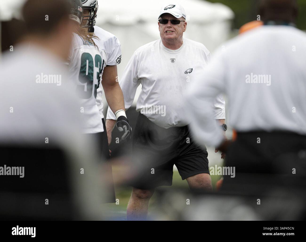 28. Juli 2011: Bethlehem, PA, USA – Defensive Line Coach Jim Washburn, Mitte, gibt am Donnerstag, den 28. Juli 2011, während des Trainingslagers der Philadelphia Eagles an der Lehigh University in Bethlehem, Pennsylvania, Befehle aus. (Bild: © David Maialetti/Philadelphia Daily News/MCT/ZUMAPRESS.com) Stockfoto