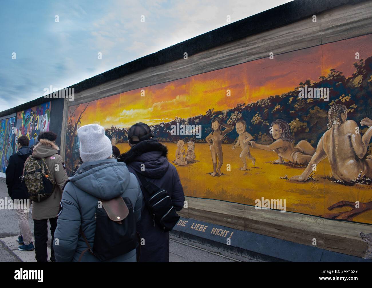 : Berliner Mauer. Menschen, die die Berliner Mauer in der East Side Gallery betrachten. Die Berliner Mauer war eine Barriere, die ab dem 13. August 1961 errichtet wurde. Stockfoto