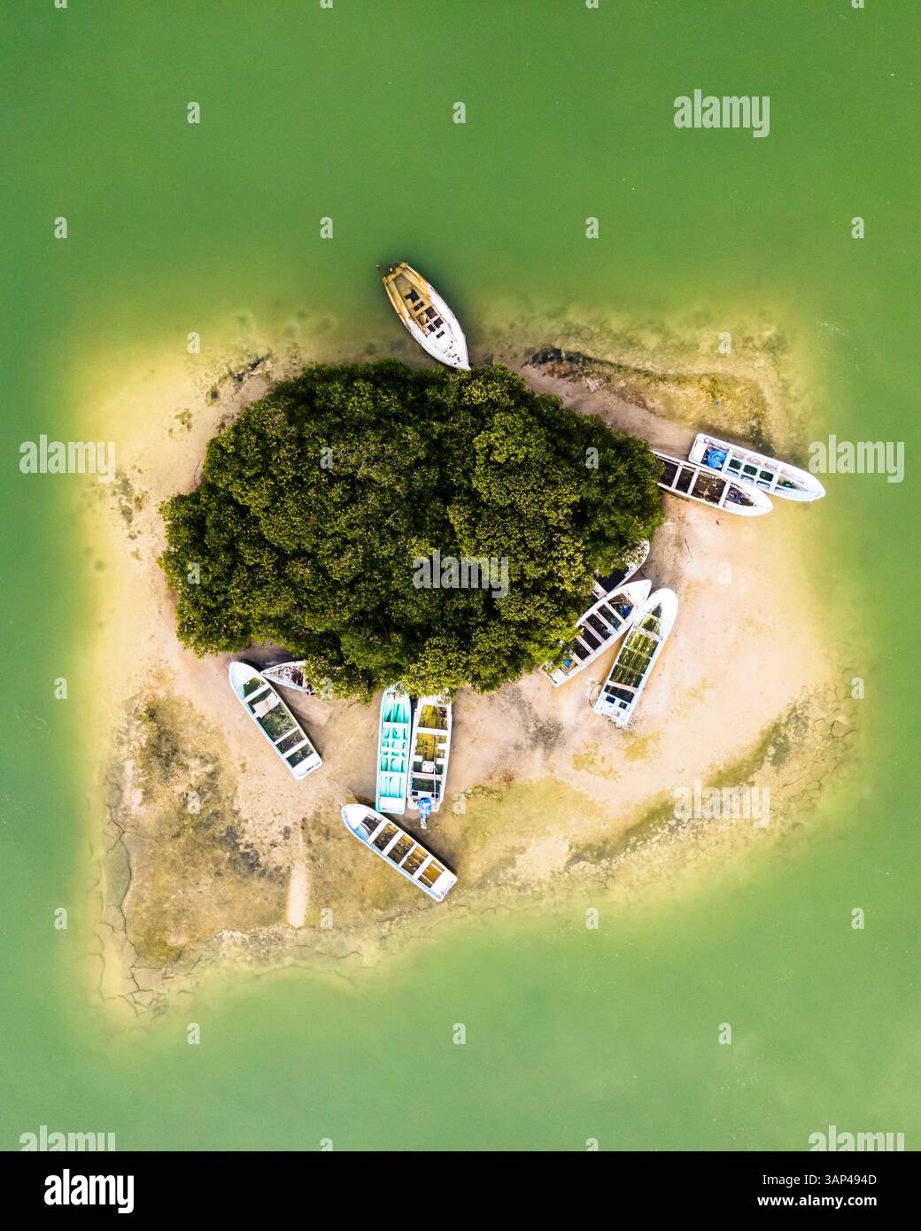 Aus der Vogelperspektive auf die Fischerboote entlang der kleinen Insel entlang der Küste, Progreso, Yucatan, Mexiko. Stockfoto