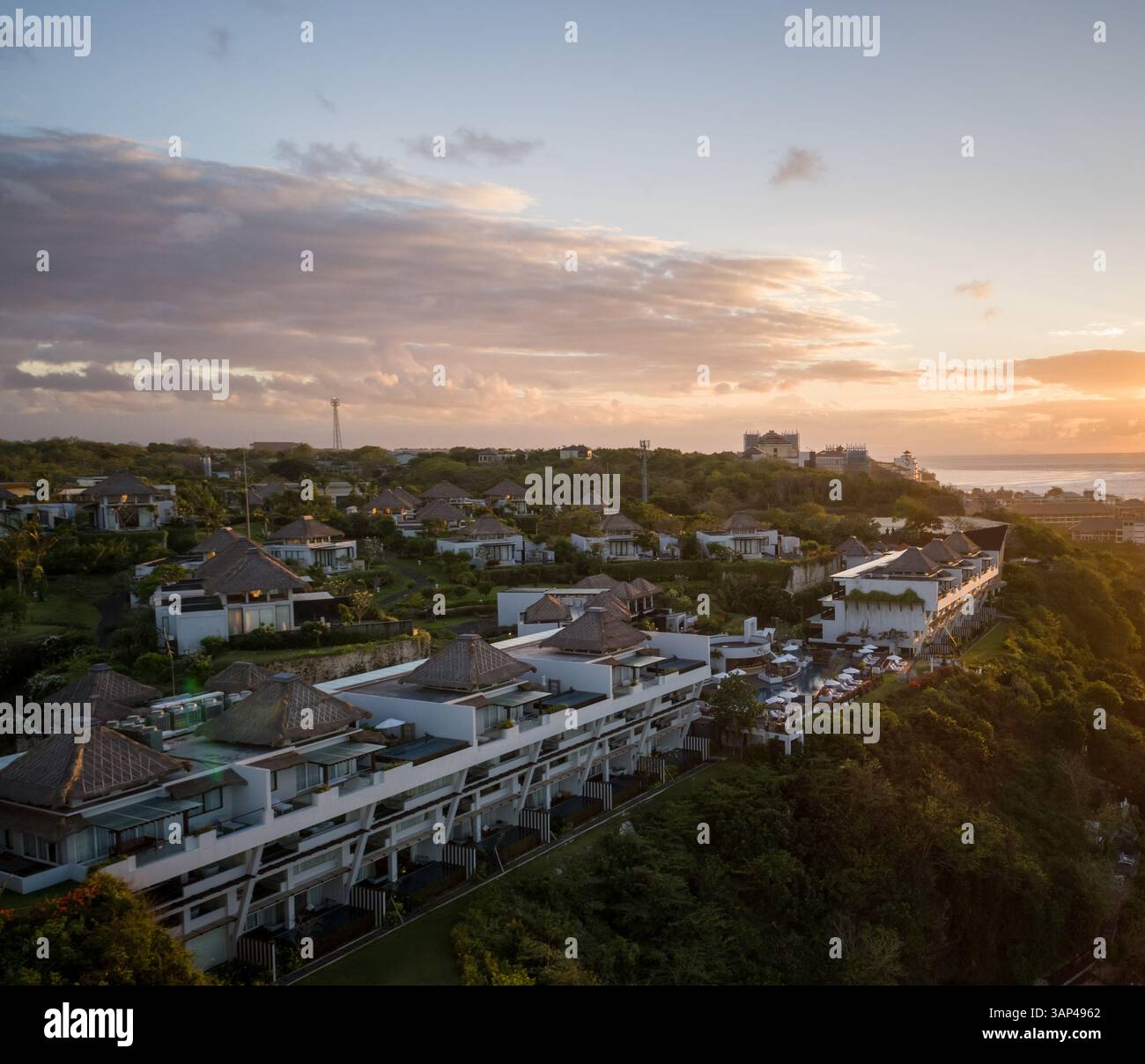 KUTA SELATAN, BALI - 6. JULI 2018: Blick aus der Vogelperspektive auf das luxuriöse Samabe Bali Suites and Villas Resort bei Sonnenuntergang, Bali. Stockfoto