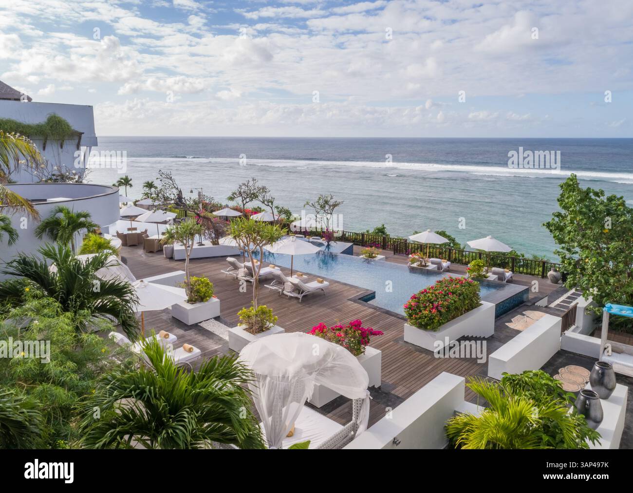 KUTA SELATAN, BALI - 6. JULI 2018: Aus der Vogelperspektive auf die Holzterrasse des Resorts Samabe Bali. Stockfoto