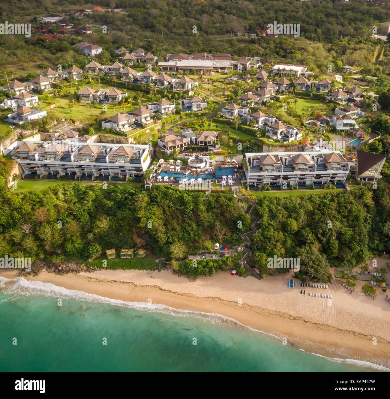 KUTA SELATAN, BALI - 6. JULI 2018: Panoramablick auf das Strandresort Samabe Bali Suites and Villas, Bali. Stockfoto