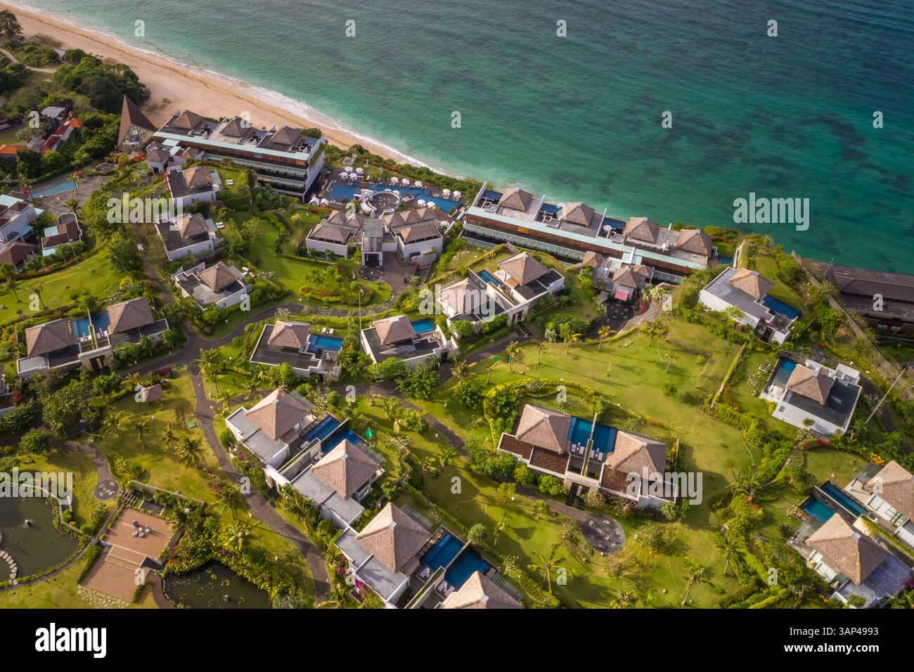KUTA SELATAN, BALI - 6. JULI 2018: Blick aus der Vogelperspektive auf das luxuriöse Samabe Bali Suites and Villas Resort, Bali. Stockfoto