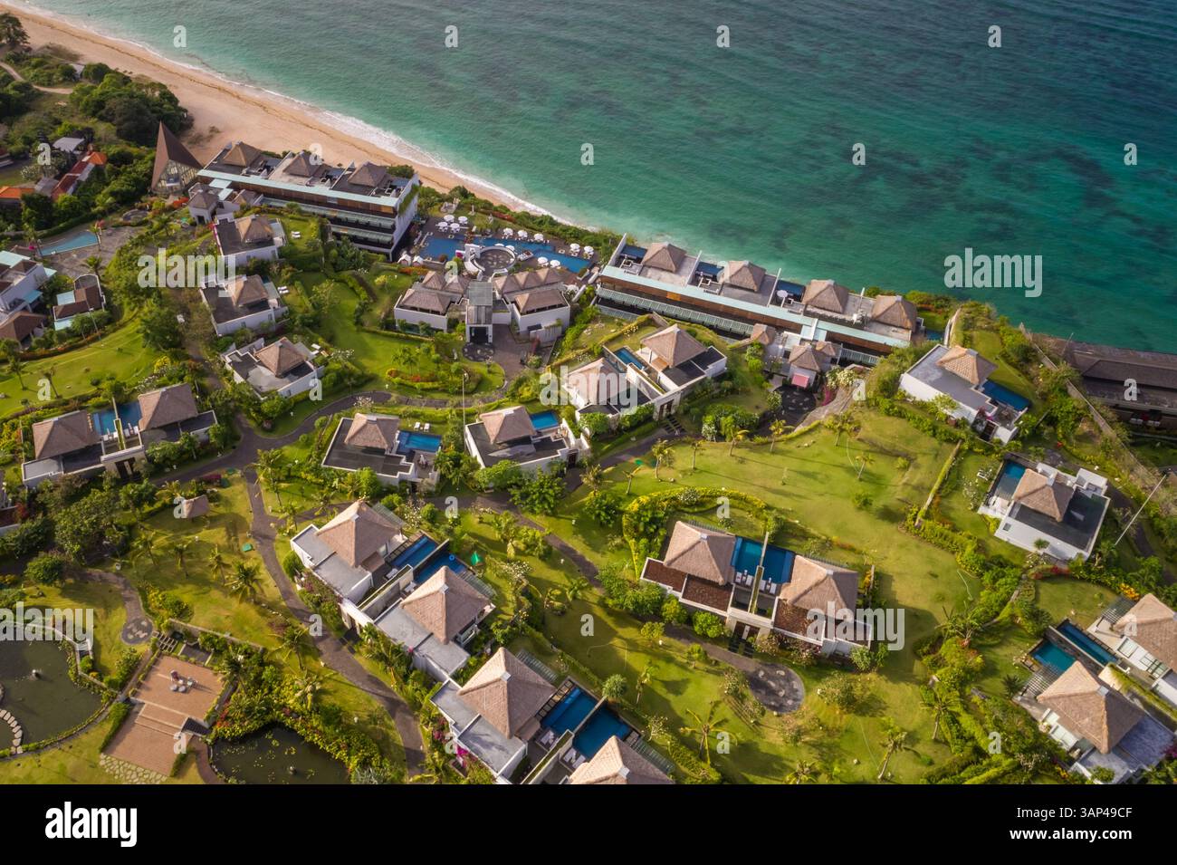 KUTA SELATAN, BALI - 6. JULI 2018: Blick aus der Vogelperspektive auf das luxuriöse Samabe Bali Suites and Villas Resort, Bali. Stockfoto