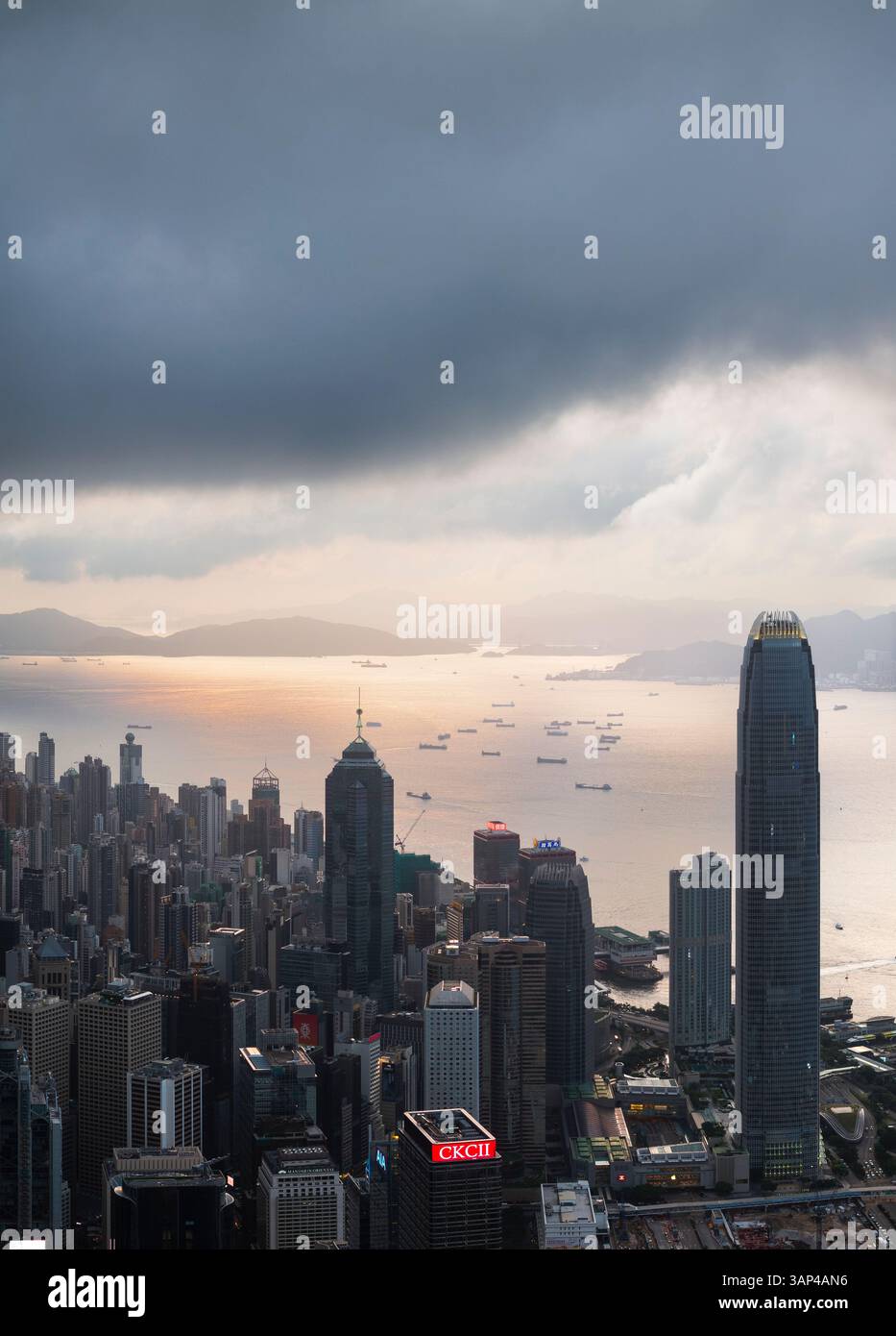 Blick aus der Vogelperspektive auf eine wunderschöne Stadtlandschaft mit modernen Wolkenkratzern und einem geschäftigen Hafen mit Booten, Hong Kong Central, Hong Kong. Stockfoto