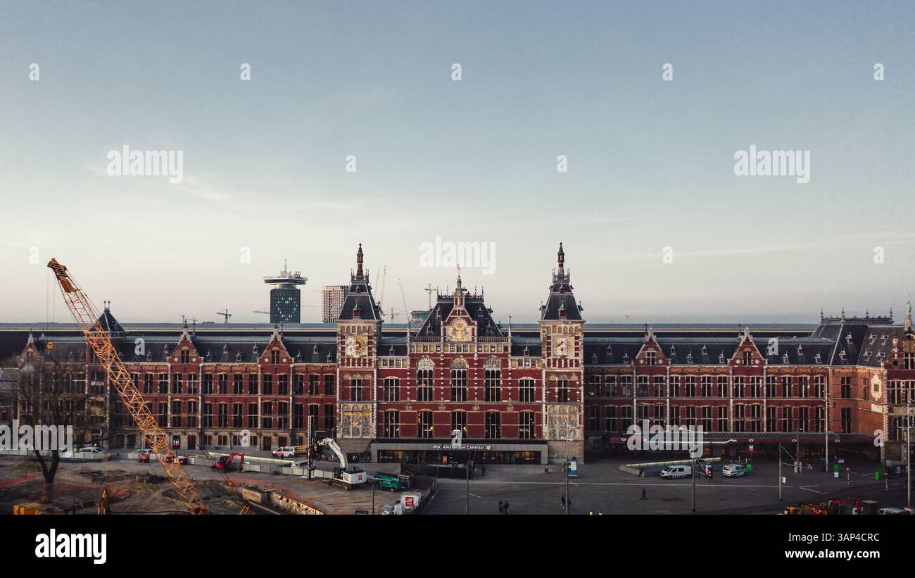 Aus der Vogelperspektive des Amsterdamer Hauptbahnhofs, Niederlande, Abend Stockfoto
