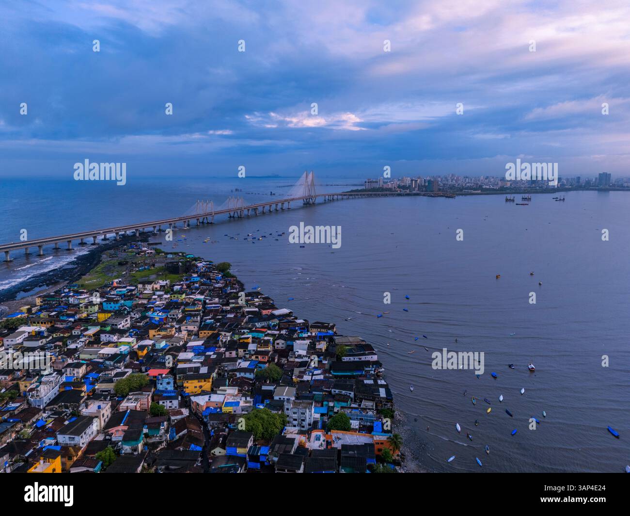 Aus der Vogelperspektive auf die wunderschöne Sealink-Brücke und die Skyline der Stadt über dem Arabischen Meer, Worli, Mumbai, Indien. Stockfoto