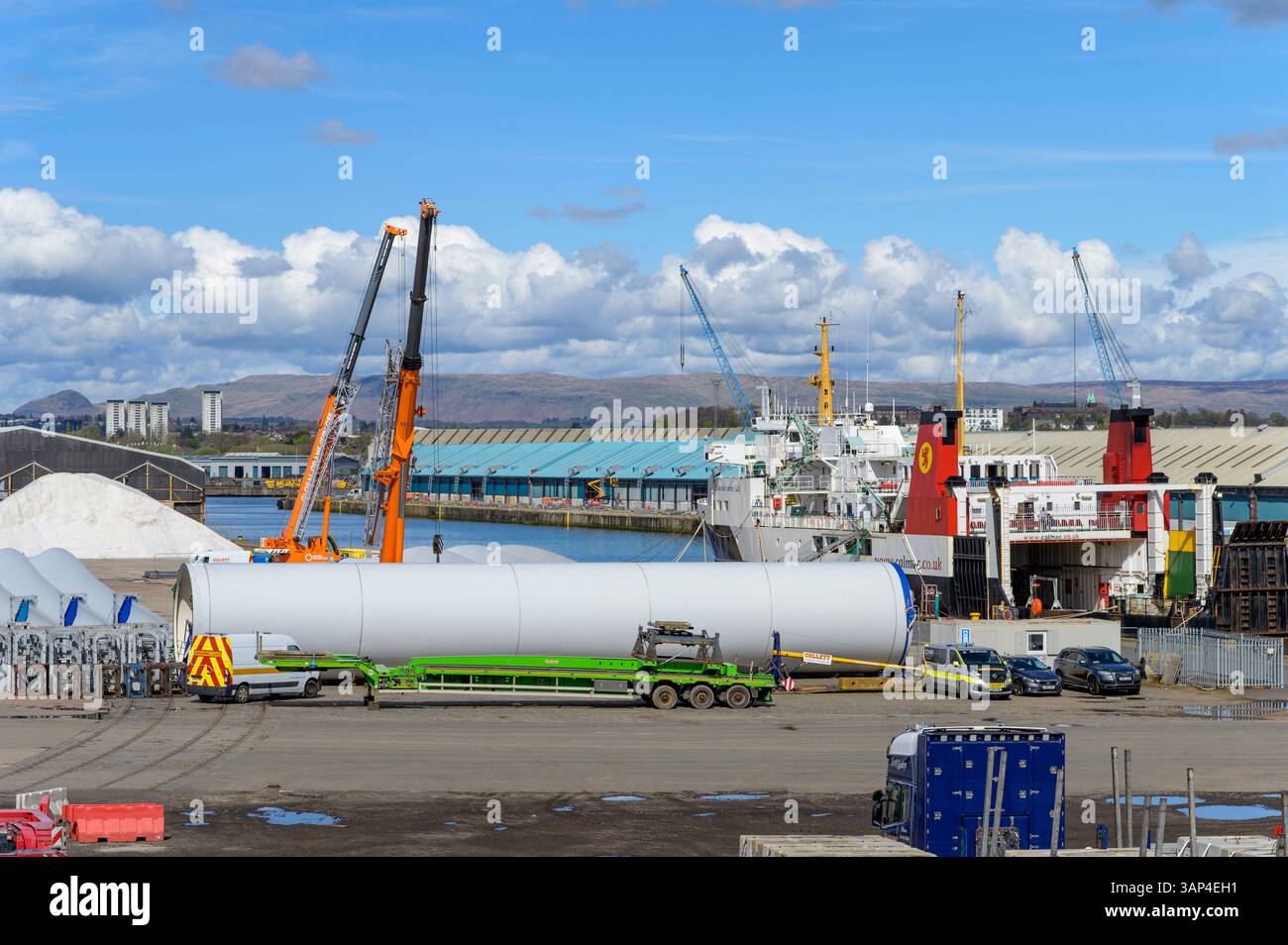 Komponenten von Windkraftanlagen in einem Lagerplatz am King George V Dock warten auf den Transport in Braehead in der Nähe von Glasgow, Schottland, Großbritannien, Europa Stockfoto