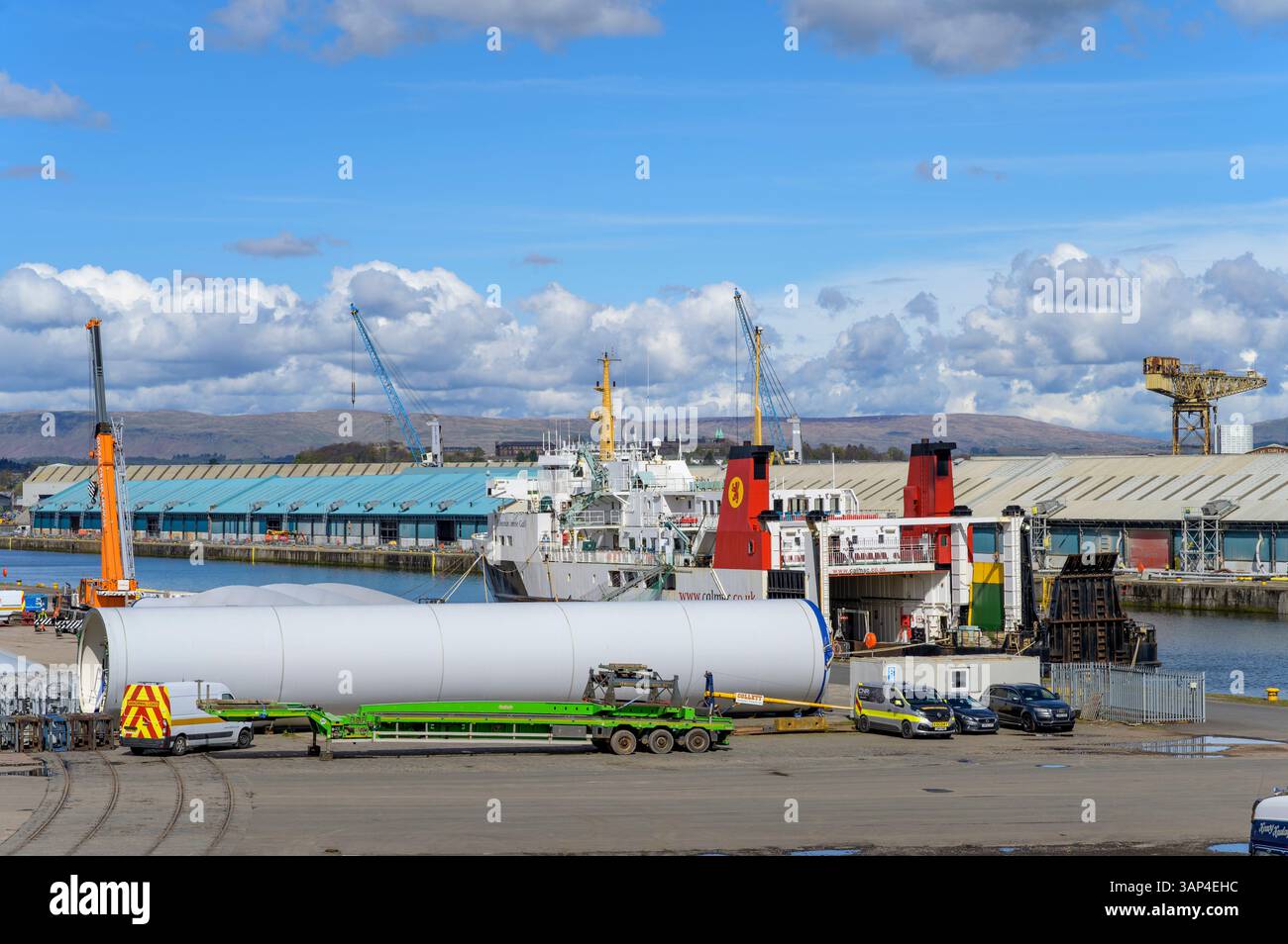 Komponenten von Windkraftanlagen in einem Lagerplatz am King George V Dock warten auf den Transport in Braehead in der Nähe von Glasgow, Schottland, Großbritannien, Europa Stockfoto