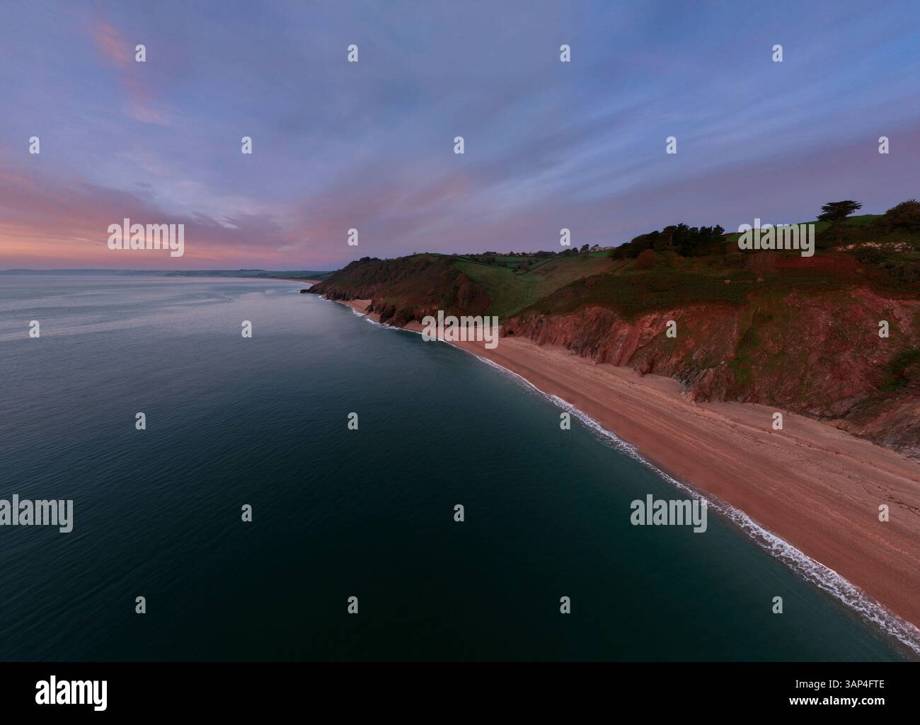 Blick aus der Vogelperspektive auf den wunderschönen Strand von Blackpool Sands, South Devon, England. Stockfoto