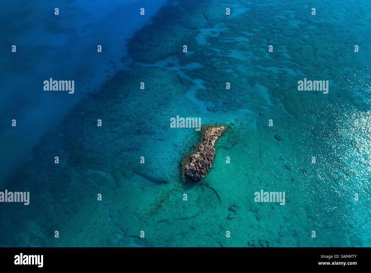 Blick aus der Vogelperspektive auf eine typische kleine felsige insel, umgeben von klarem Meerwasser, Berry Islands, die Bahamas. Stockfoto