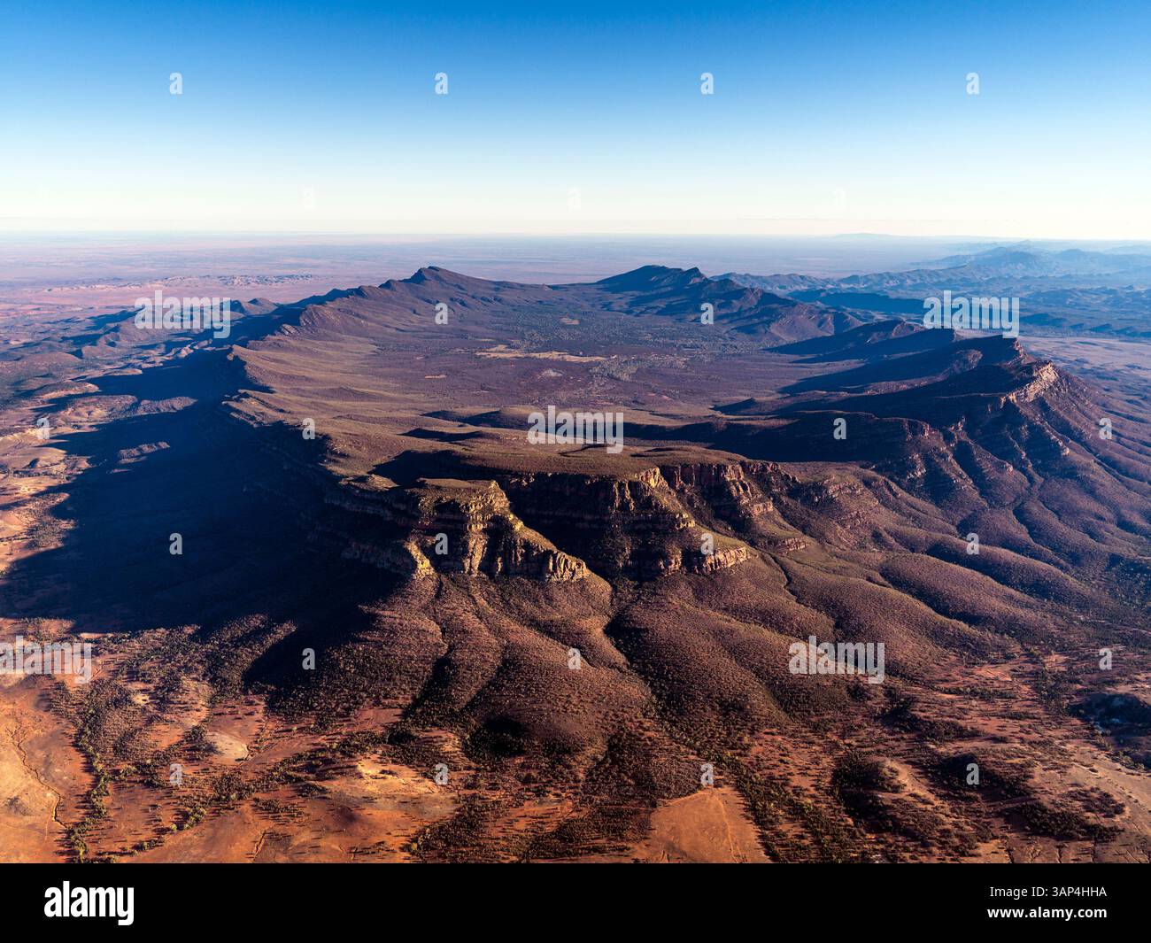 Aus der Vogelperspektive das dramatische und zerklüftete Wilpena Pound mit Bergen, Tal und Klippen in South Australia, Australien. Stockfoto