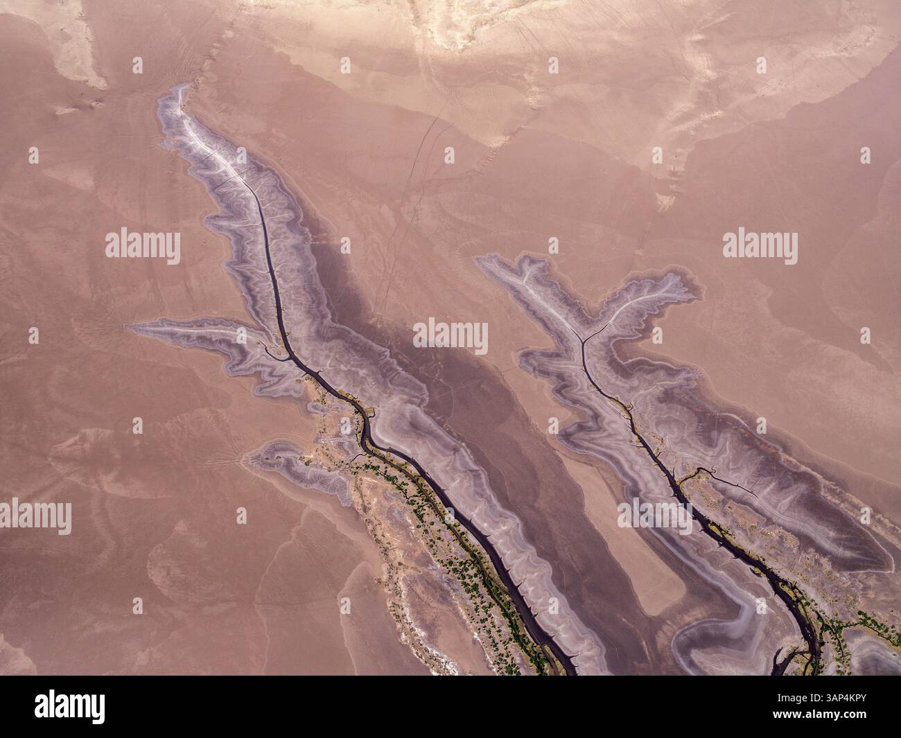 Aus der Vogelperspektive auf den Wüstenfluss mit Felsformationen, Kimberley, Australien. Stockfoto